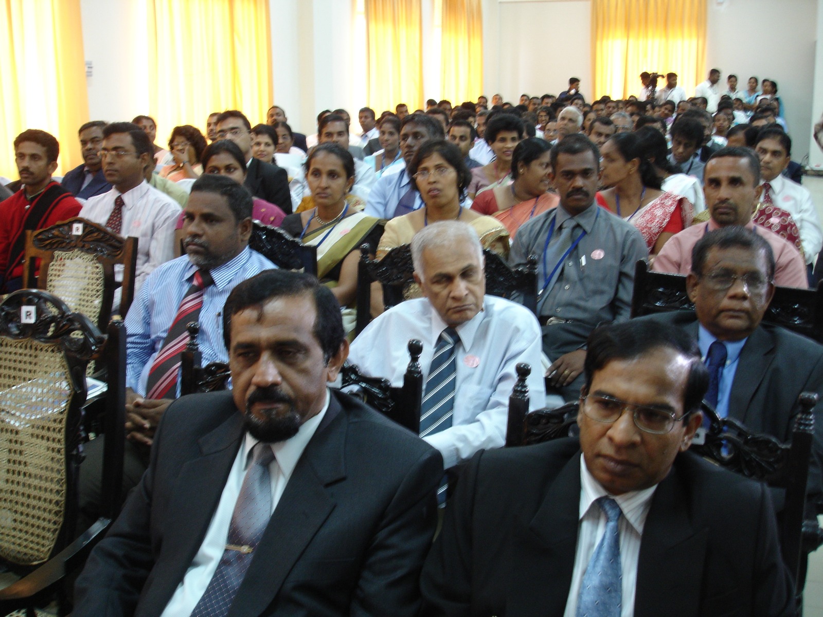 උත්සවය අතරතුර පිරිස බරව සිටීම