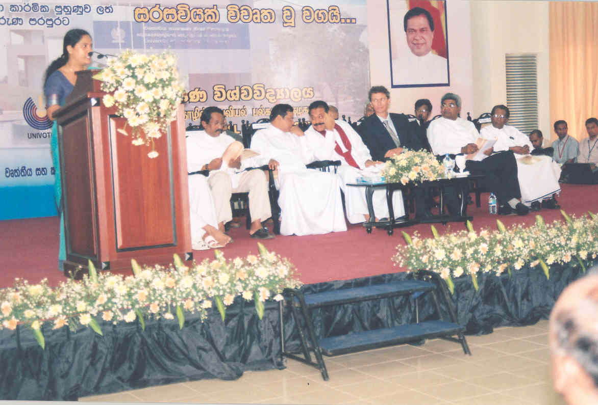ජනාධිපති මහින්ද රාජපක්ෂ සහ නිලධාරීන්