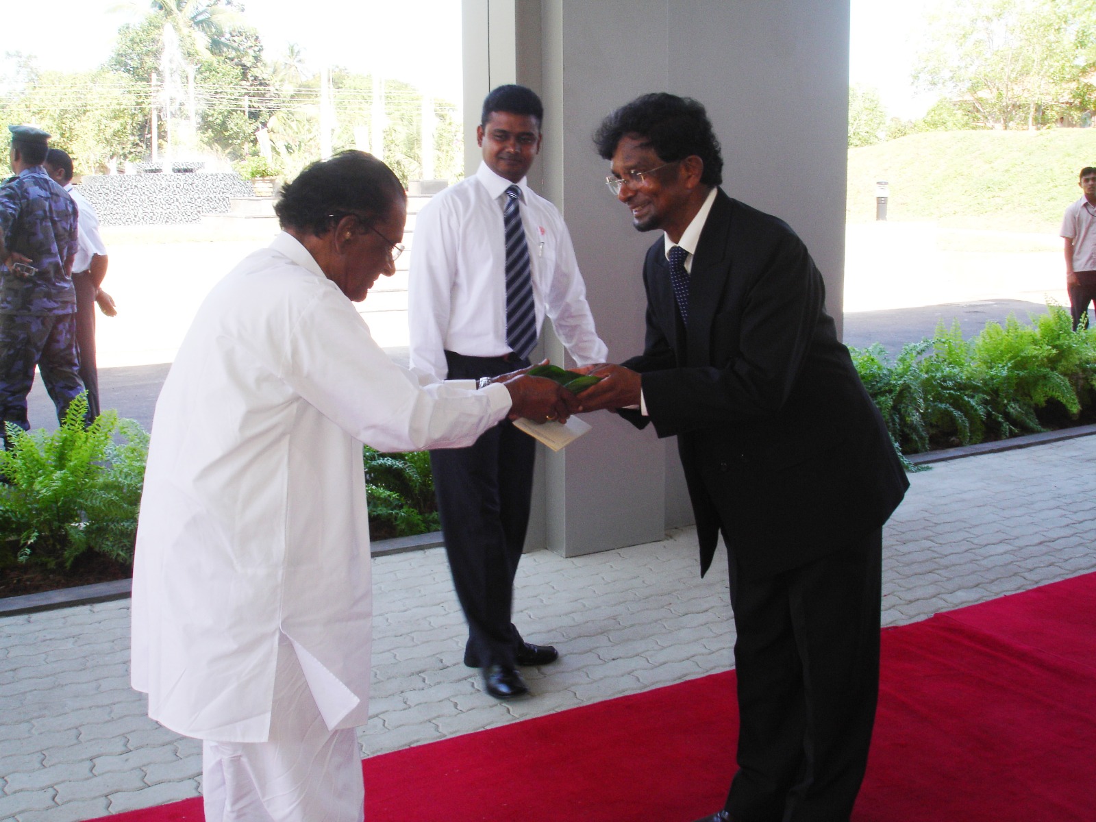 ප්‍රධාන විශ්වවිද්‍යාල ප්‍රවිශ්ට මාර්ගය සහ දියර ගඟ