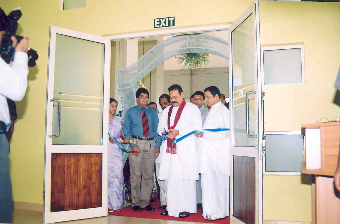 ඇතුළු මාර්ගයේ රිබන් කපා දැමීමේ උත්සවය